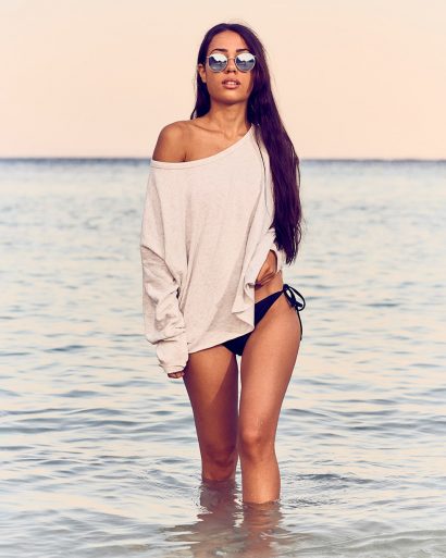 Fotografía de modelo femenina en el mar