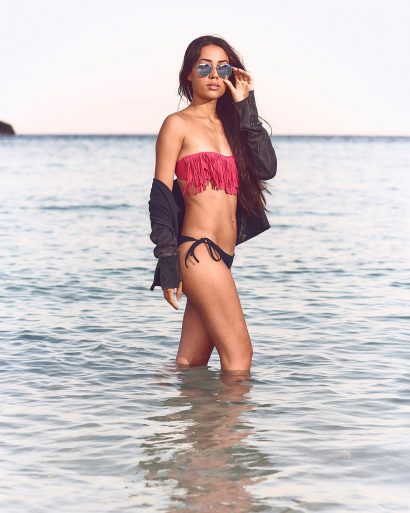 Fotografía de modelo femenina en el mar