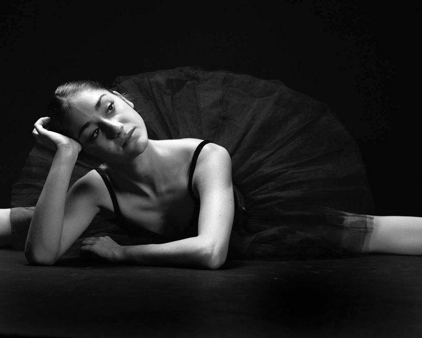 Fotografía de Carlos Mira Manzano de bailarina en blanco y negro