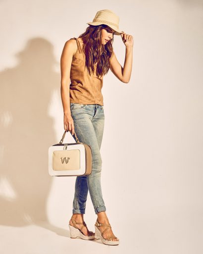 Fotografía de Carlos Mira Manzano de modelo femenina con bolso