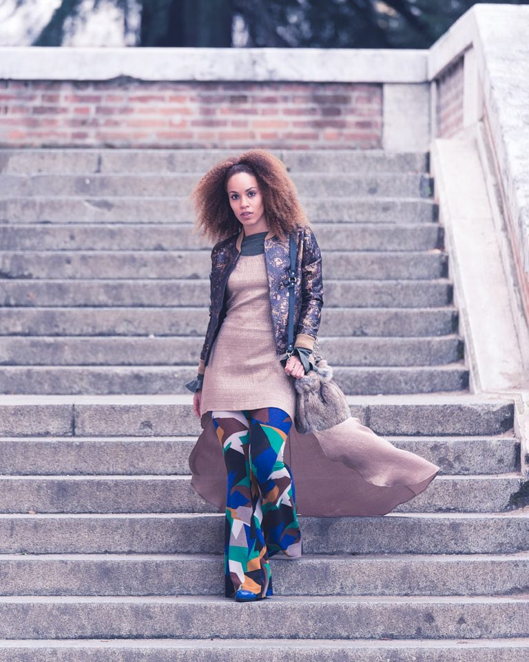 Fotografía de Carlos Mira Manzano de modelo femenina bajando las escaleras